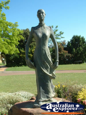 Griffith Ladies Memorial Statue . . . VIEW ALL GRIFFITH PHOTOGRAPHS