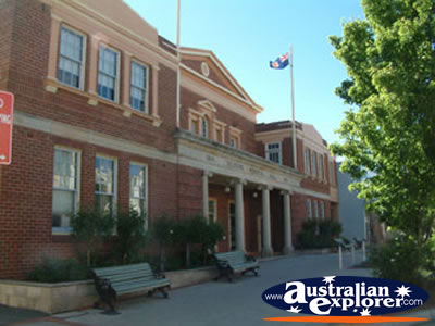 Yass Soldiers Memorial Hall . . . CLICK TO VIEW ALL YASS POSTCARDS