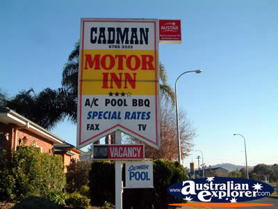 Tamworth Cadman Motor Inn Sign . . . CLICK TO VIEW ALL TAMWORTH POSTCARDS