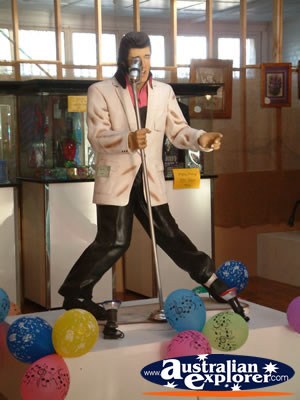 Coolamo Willos Rock n Roll Diner Elvis Statue . . . CLICK TO VIEW ALL COOLAMON POSTCARDS