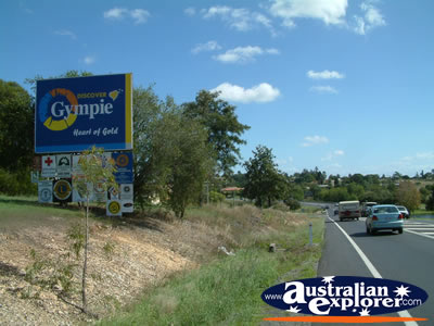 Road Into Gympie . . . CLICK TO VIEW ALL GYMPIE POSTCARDS