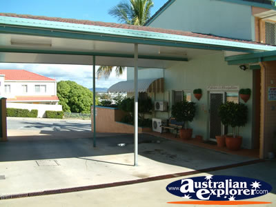 Gladstone Mid City Motel . . . CLICK TO VIEW ALL GLADSTONE POSTCARDS