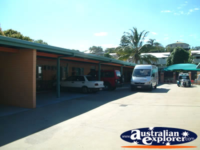 Cars Parking at Gladstone Mid City Motel . . . CLICK TO VIEW ALL GLADSTONE POSTCARDS