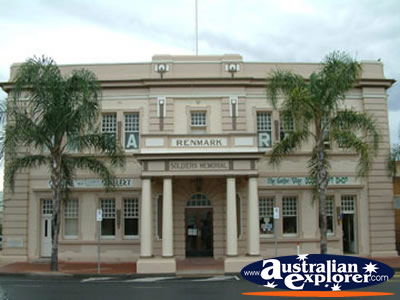 Renmark Soldiers Memorial Hall . . . CLICK TO VIEW ALL RENMARK POSTCARDS