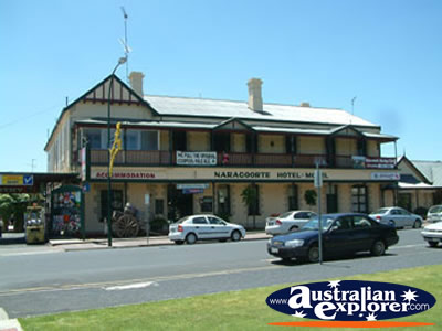 Naracoorte Hotel-motel . . . CLICK TO VIEW ALL NARACOORTE POSTCARDS
