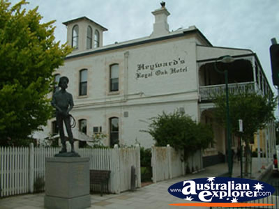 Penola Royal Oak Hotel . . . CLICK TO VIEW ALL PENOLA POSTCARDS