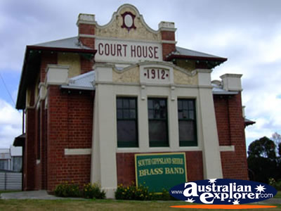 Leongatha Old Courthouse . . . CLICK TO VIEW ALL LEONGATHA POSTCARDS
