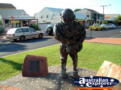 Broome Memorial to Hard Hat Divers . . . VIEW ALL BROOME PHOTOGRAPHS