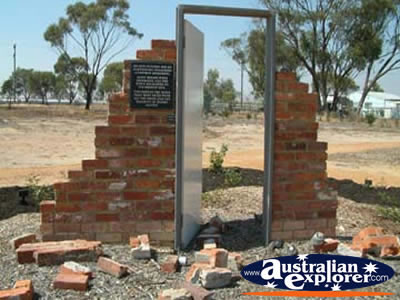 Meckering Memorial on the Way to Merredin . . . VIEW ALL MECKERING PHOTOGRAPHS