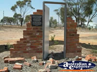 Meckering Memorial on the Way to Merredin . . . CLICK TO ENLARGE