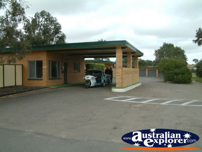 Junee Motor Inn . . . CLICK TO VIEW ALL JUNEE POSTCARDS