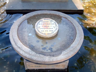 Gundagai Pioneers Washing Pool . . . CLICK TO VIEW ALL GUNDAGAI POSTCARDS
