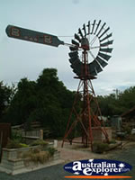 Jerilderie DoBookInn Windmill . . . CLICK TO ENLARGE