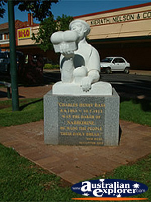 Narromine Bakers Statue . . . CLICK TO VIEW ALL NARROMINE POSTCARDS