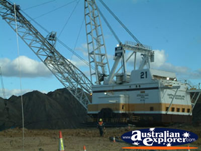 Dragline at Dysart Norwich Park Mine . . . CLICK TO VIEW ALL DYSART POSTCARDS