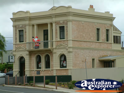 Strathalbyn Building . . . CLICK TO VIEW ALL STRATHALBYN POSTCARDS