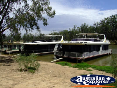 Echuca House Boats . . . CLICK TO VIEW ALL ECHUCA POSTCARDS