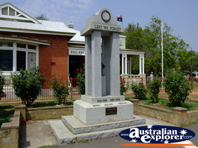 Castlemaine Memorial . . . CLICK TO VIEW ALL CASTLEMAINE POSTCARDS