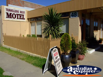 Bairnsdale Travellers Rest Motel Entrance . . . CLICK TO VIEW ALL BAIRNSDALE POSTCARDS
