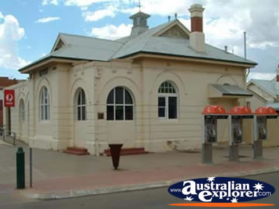 Merredin Post Office . . . CLICK TO VIEW ALL MERREDIN POSTCARDS